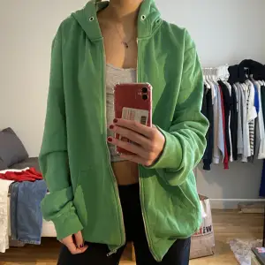 grön zip-up hoodie! Sitter oversized men skulle gissa storlek M!🤍🤍🤍