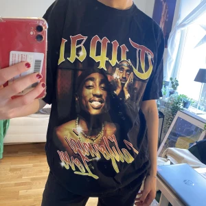 Tupac tshirt - Oversized t-shirt med tupac tryck, i fint skick (bortsett från ett litet hål längst ner i bak, men det syns knappt) Hör av er vid frågor eller bilder!!🤍🤍