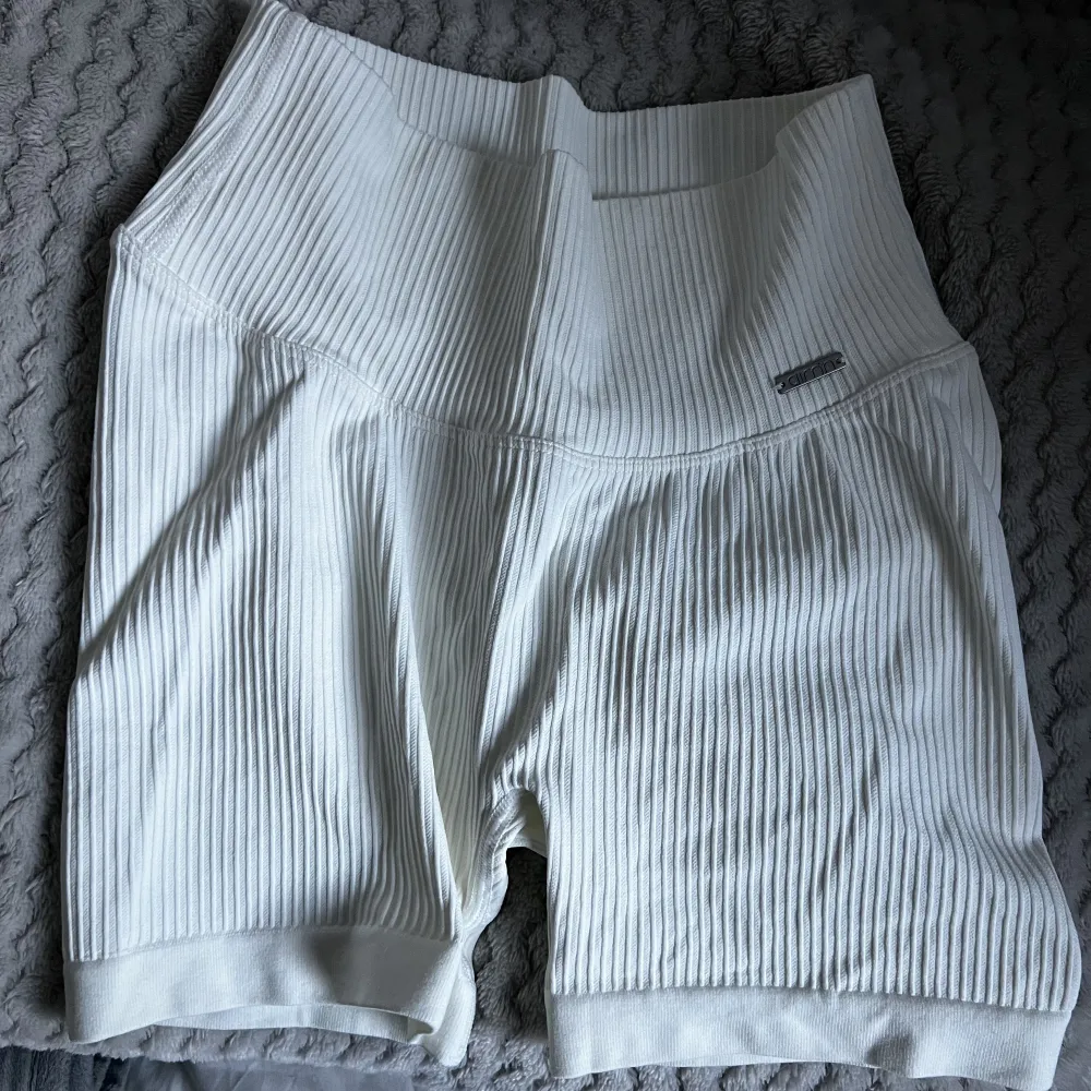 Vita shorts från AIMN storlek S. Fint skick. Nypris 399kr, mitt pris 200kr + frakt 66kr 🤍. Shorts.