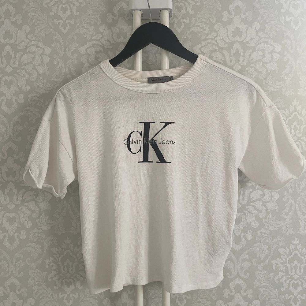 Vit CALVIN KLEIN JEANS t-shirt | Plick Second Hand