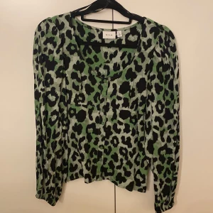 Vila blus  - Vila blus med knappar och puffärm. Ord pris 399,95:-  