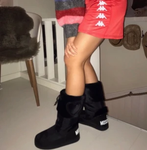 Love Moschino moon boots liknande skor - Säljer dessa, fräscht skick. Inte använda så många gånger.