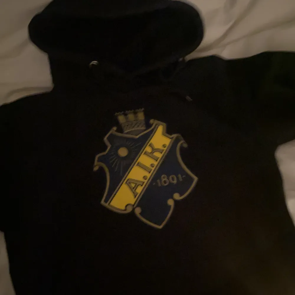AIK hoodie som är i stort sätt o andvänd! Trycket är i nyskick och den är inte alls sliten. 250 + frakt. Hoodies.