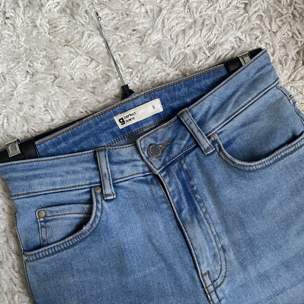 Bootcut jeans ifrån gina tricot🤍 Säljer dem för att dem är försmå för mig.  Köpare står för frakten. . Jeans & Byxor.