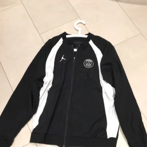 Psg jacka  - Säljer min Psg x Jordan jacka storlek L då den aldrig är använd  Pris kan diskuteras 