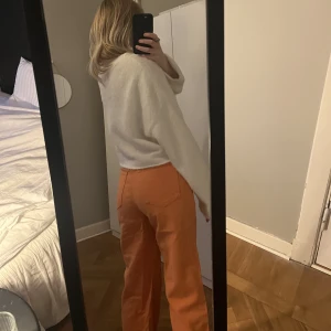 Orangea jeans  - Perfekt längd på mig som är 165. Använda en gång. Skriv vid frågor☺️
