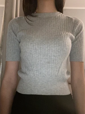 Topp - Mjuk finstickad tröja från ginatricot i storlek S. Säljer pga den kommer ej till användning 