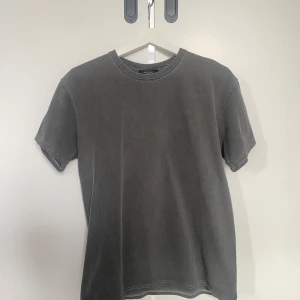 T-shirt med tryck  - Grå T-shirt med tryck från Asos. Knappt använd storlek XS-S