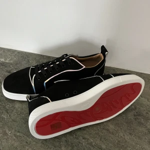 Christian Louboutin  - ❗️Nyinkommet och finns hemma❗️Christian Louboutin i svart färg och storlek 44. Bra kvalité. Endast 1-3 dagars spårbar frakt✅