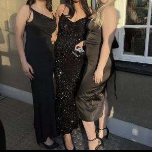 Säljer den svarta glittra klänningen i mitten🖤 - Skriv till mig om ni vill ha flera bilder. Jag köpte den i 40 skulle säga att den passar 38 också. Superfint släp. Köpte den för 1000 säljer för 500kr.