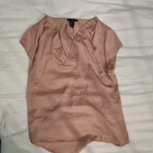 Silkes tröja - Rosa blus i silkigt material. Knappt använd. Bra skick. Köparen står för frakt