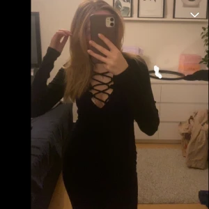Svart kläning - En svart super fin klänning, köpt för något år sedan, använt några gånger i storlek Xs🫶🏼 (Kanske lite dålig bild så skriv ifall ni vill ha fler bilder)