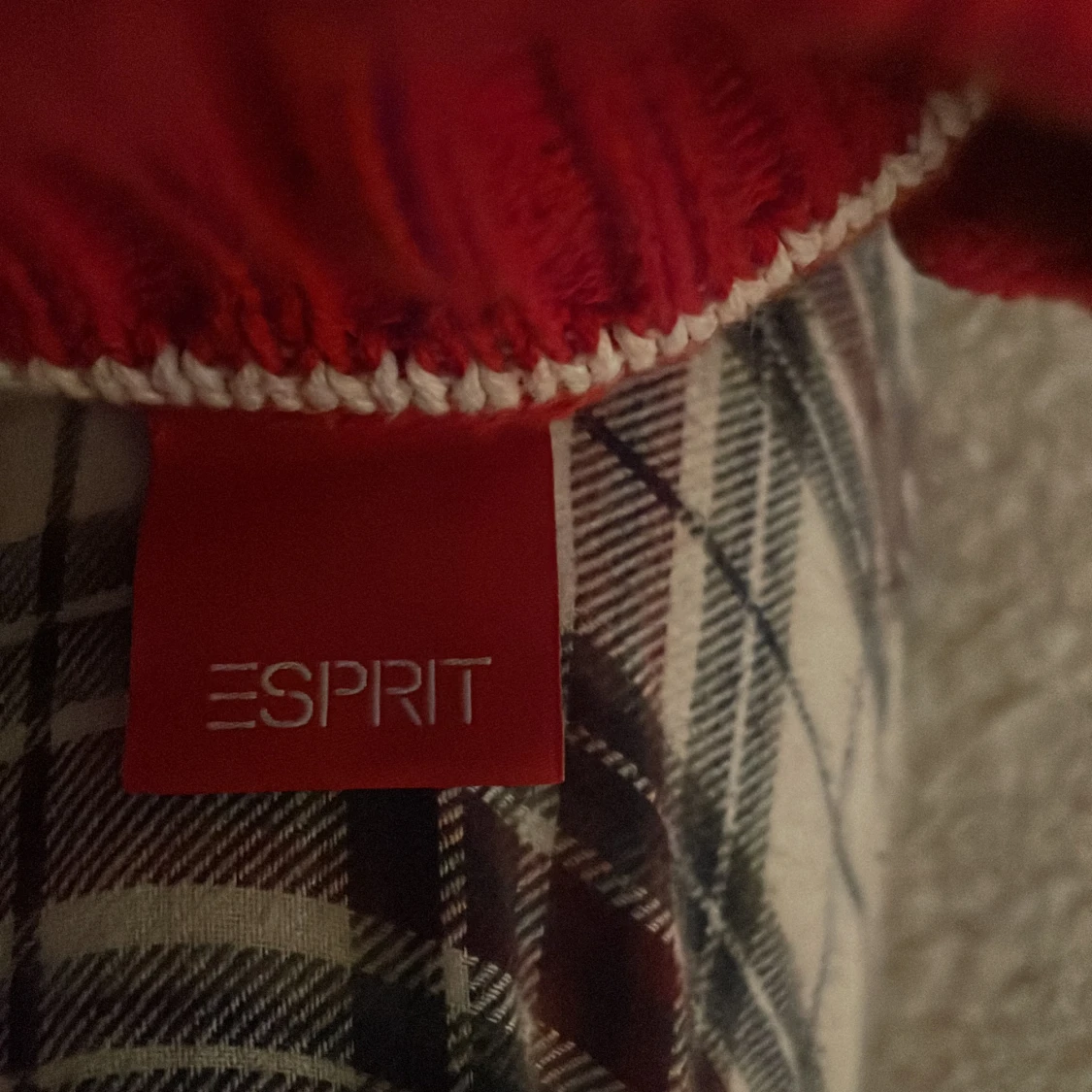 Röd stickad tröja  - 91