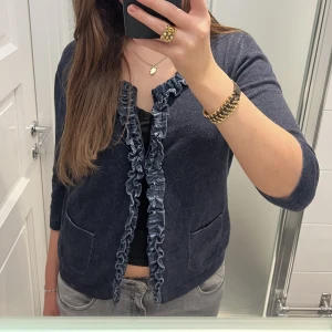 Så fin kofta! - Jättesöt mörkblå trekvartsärmad kofta🙏🏽💙Så mjuk och i jättebra skick