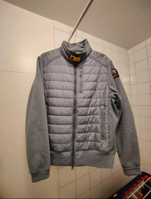 Para jumper Storlek M - Har använt 4-5 gånger och köpte den ny så kvitto finns, säljer den pågrund av att kom över en ny jacka så behöver inte denna längre, skicket är fint och kan mötas upp i Göteborg eller Borås 