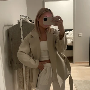 Beige kort kappa - Säljer mina fina kappa då den inte kommer till användning.💗 I nyskick! Avtagbart skärp