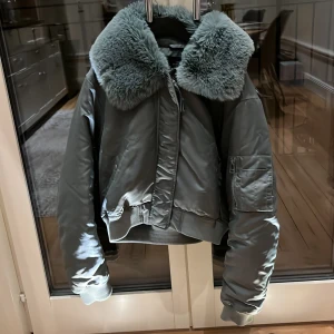 Bomberjacka med päls - Turkos bomberjacka med päls, i mycket bra skick!  