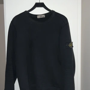 Stone Island tröja - Fin och skön Stone Island tröja i svart. Strl. L.         True to size 