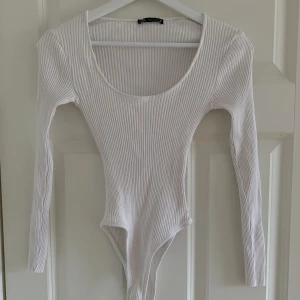 Bodysuit  - Bodysuit från Zara i storlek M, 100kr 🤍