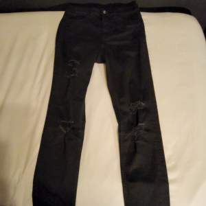 Håliga jeans från hm Midjemått:34 cm Benlängd:72 cm   Kan skickas eller mötas upp i Stockholm!