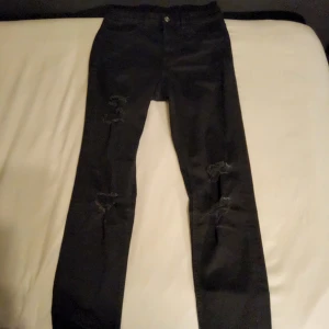 Svarta jeans med hål - Håliga jeans från hm Midjemått:34 cm Benlängd:72 cm   Kan skickas eller mötas upp i Stockholm!