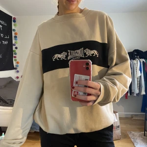 Collegetröja - cool vintage collegetröja som sitter fint! Beige med tryck.  Hör av er vid frågor eller fler bilder💞