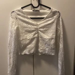 Fin tröja - Säljer nu min älskade tröja då den tyvärr inte passar längre (gått upp i vikt) otroligt vacker tröja, perfekt för fester 🎉 kan mötas upp i Västerås men kan även postas om köparen står för frakten 🥰