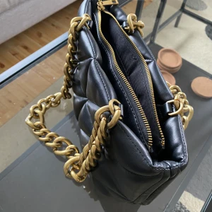 Handväska från Zara  - Superfin handväska i nyskick från Zara. 