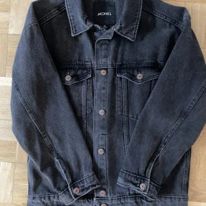 Svart jeans jacka  - Säljer den här svarta jeansjackan från monki i strl xxs men den är som en s. Inga stora tecken på användning, säljer för 200kr + frakt, kan mötas upp om det önskas. Skriv för fler bilder, kan gå ner i pris vid snabb affär 