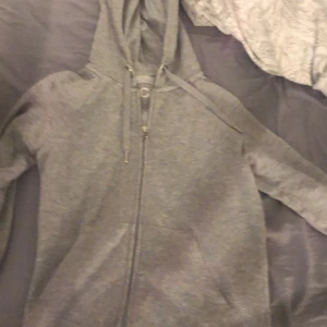 Grå tröja med dragkedja! - Säljer nu min gråa tröja med dragkedja då den inte kommer till användning längre! Använd ca 5 ggr så den är i väldigt bra skick! Skriv för fler bilder eller frågor ! Pris kan diskuteras 💕💕
