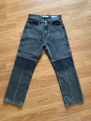 Our Legacy Extended Third Cut Black And Grey - Our Legacy Extended Third Cut Black And Grey  Gråa jeans med kontrasterande knän.  I princip nyskick. Använd 1 gång.  Size 30/32, straight relaxed fit. Väldigt skön passform.  Spana gärna in mina andra annonser också!  DM vid frågor.