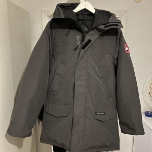 Canada goose parka - Helt ny Canada goose  Priset kan diskuteras vid snabb affär  Storlek: L