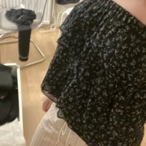 Blommig topp - Blommig topp/kjol. Jättefin till sommaren och kan ancändas på flera sätt!