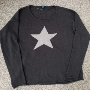 Vintage tröja med stjärna - Vintage tröja köpt på vinted. Se bilder för skicket (lite noppig!)
