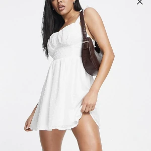 Super söt klänning! - Super söt vit klänning i dobbyväv ifrån missguided, aldrig använd, lapp sitter fortfarande kvar! I storlek 34! Perfekt inför studenten🫶🏻 Nypris är 369kr!  Köparen står för frakten! 