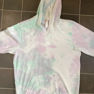 Adidas hoodie, pastellfärger - Använt fåtal gånger, är nu för liten för mig. Är storlek medium men är lite liten i storlek så passar som small också.