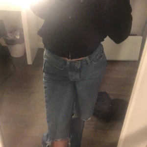 Mörkblåa jeans med hål - Säljer nu mina jeans med hål från lager157 inte använda mycket alls ca 5 gånger så dem är i bra skick! Säljer dem då dem inte kommer till användning som jag trodde dem skulle göra! Skriv för fler bilder eller frågor! Pris kan diskuteras💕💕