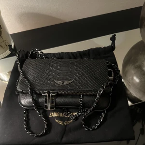 Zadig väska  - Säljer nu min fina Zadig väska som är som ny. Köptes här på Plick för 1800❣️