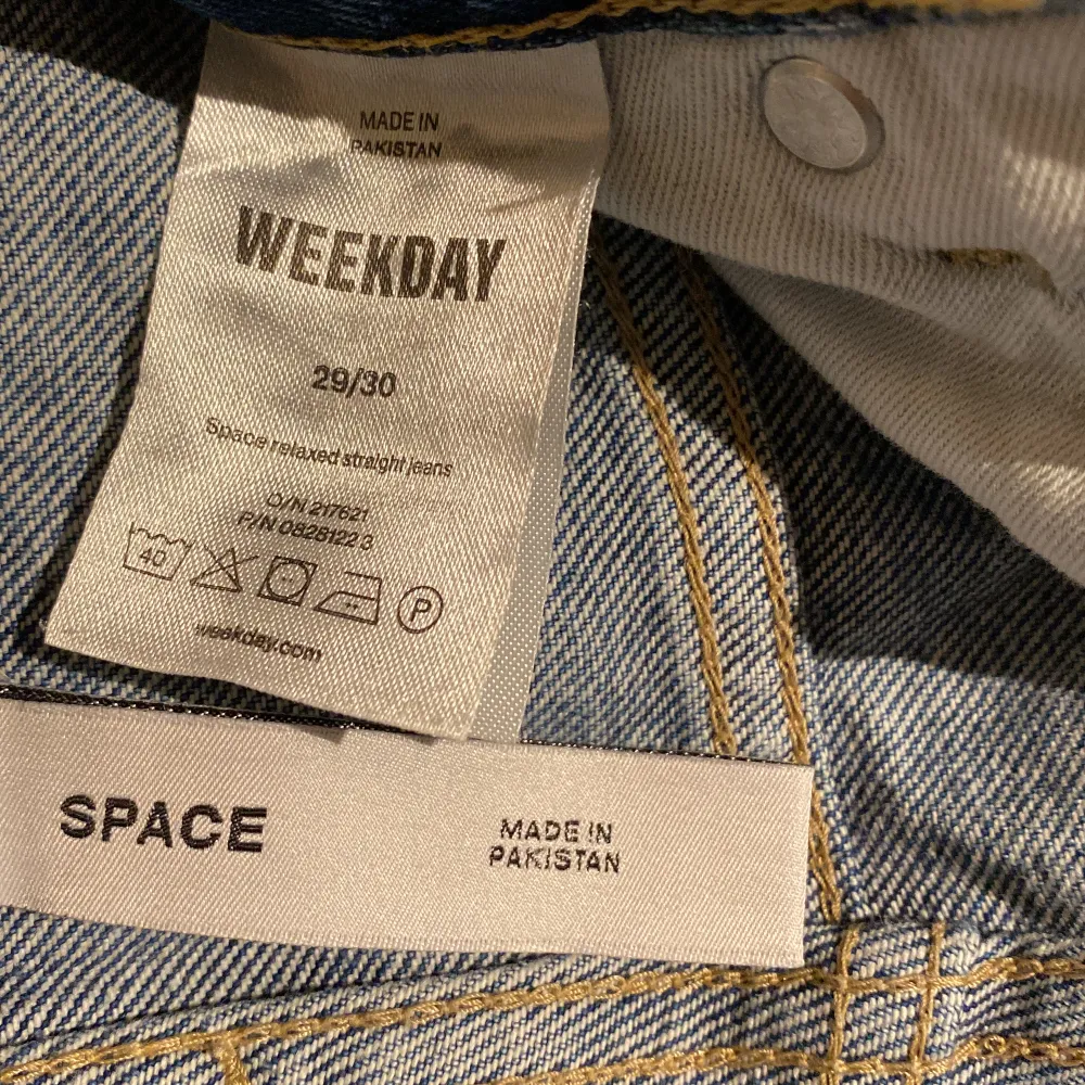 Ett par oanvända jeans från weekday, model(space) i storlek 29/30. Köparen står för frakten, för fler bilder eller frågor skriv DM. Jeans & Byxor.