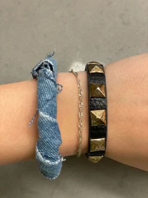 Georgia - Georgia är ett lite tjockare armband som man trär på. Har ingen öppning och är virat runt💕