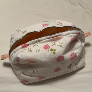 Necessär - Egensydd necessär köpt här på PLICK!💕 den är ganska liten (se sista bilden) så jag har använt den för förvaring av smycken när jag reser! Så gullig & unik❤️ inga defekter elr fläckar 🥰återvunnet material⭐️