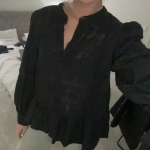Topp/blus - Så så fin blus från zara med jätte nice detaljer