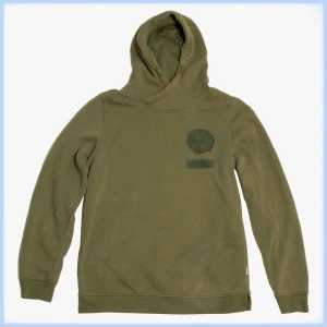 Grön Jack & Jones Hoodie - GRÖN JACK & JONES HOODIE STORLEK: M NYPRIS: 400 MÄRKE: Jack And Jones SKICK: Lätt missfärgning i krage, övrigt mycket bra skick MÅTT: PTP: 45cm ARM: 52cm