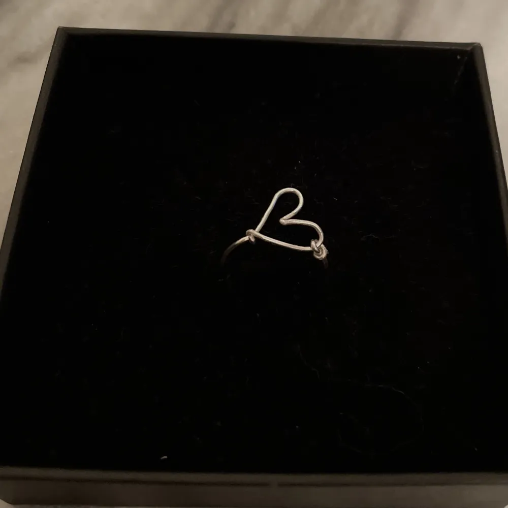 En fin handgjord 925 silver ring med hjärta på 💕  Fins ringstolekar 16,17,18 och 19 💕💍. Accessoarer.