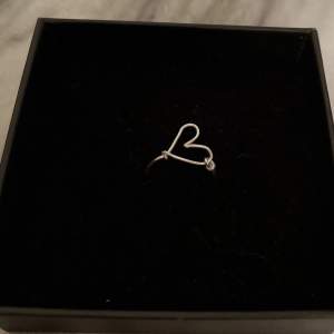 En fin handgjord 925 silver ring med hjärta på 💕  Fins ringstolekar 16,17,18 och 19 💕💍