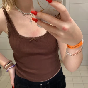 Brunt linne  - Ett fint brunt linne som är förstört för mig. Linnet är väldigt bekvämt och skönt att gå i. 