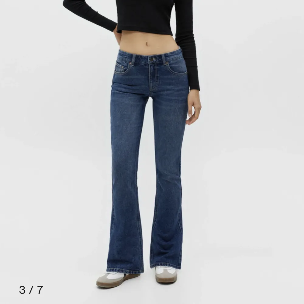 Säljer dessa jeans från pull&bear då jag kände att de inte riktigt passar mig💕. Jeans & Byxor.