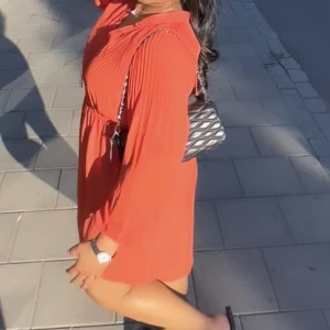 Klänning - Säljer denna klänning från h&m, endast använd en gång och är i bra skick!!