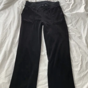 Juicy couture  - Hej!  Jag säljer mina juicy couture byxor för de ej passar mig längre, de är i bra skick förutom att metall grejerna låsnat. Säljer de för 500kr