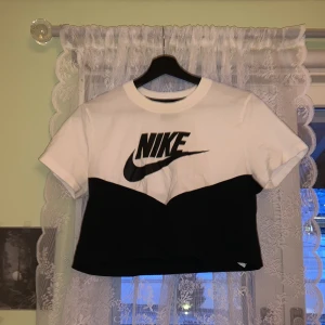 Nike crop top - Kort svartvit nike tshirt!! Knappt använd, väldigt nice bomullstyg
